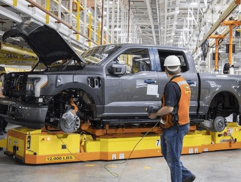 Efter Tesla gynnas den av Ford, och litiumjärnfosfatbatteriet överträffar hel...